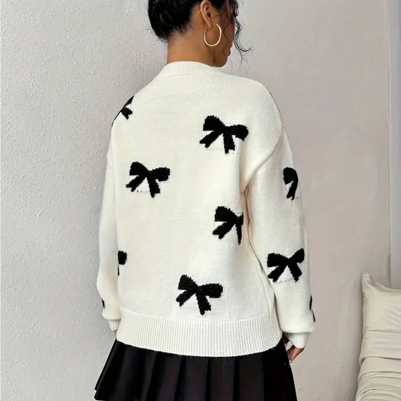 Bow Pattern Crew Neck Sweater - Picture 4 of 5
